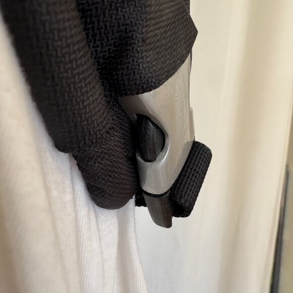 Sling Bag Backpack Tumi Tech Barse Basecamp Transit  Black with Red Interior - Picture 11 of 13